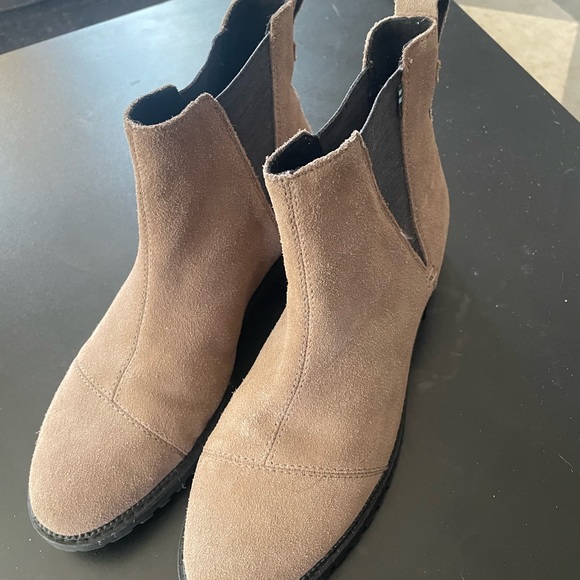 Size 8, suede tan booties- never worn - Picture 3 of 3